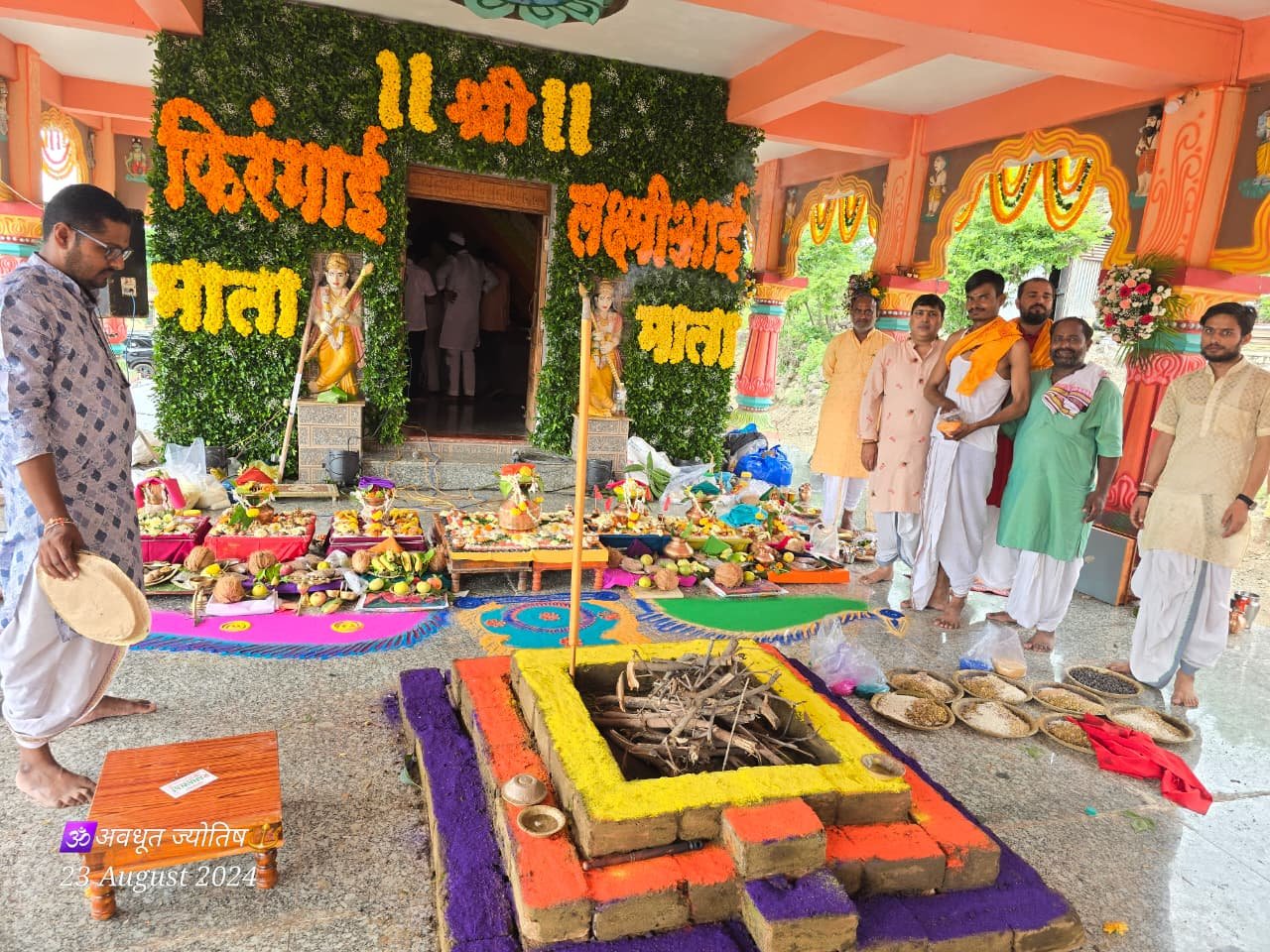 भाविकांसोबत धार्मिक कार्यक्रम
